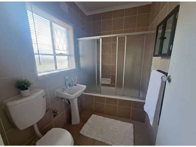 Quiet riverside living in Riverside - Photo 8