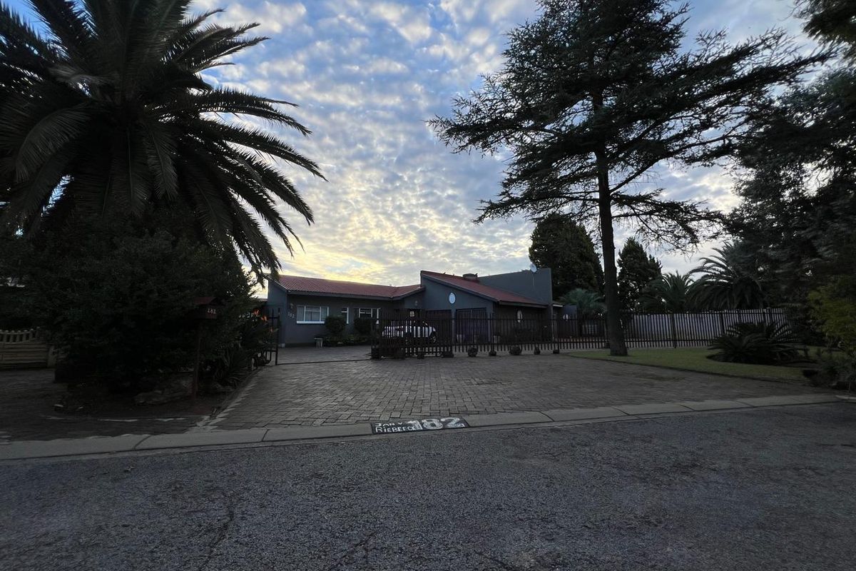 7 Bedroom House for sale in Stilfontein - Photo 2