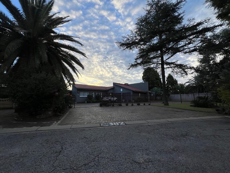 7 Bedroom House for sale in Stilfontein - Photo 2