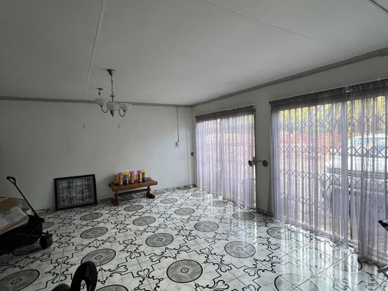 7 Bedroom House for sale in Stilfontein - Photo 8