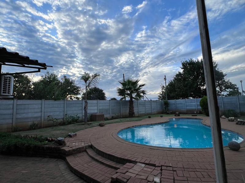 7 Bedroom House for sale in Stilfontein - Photo 6