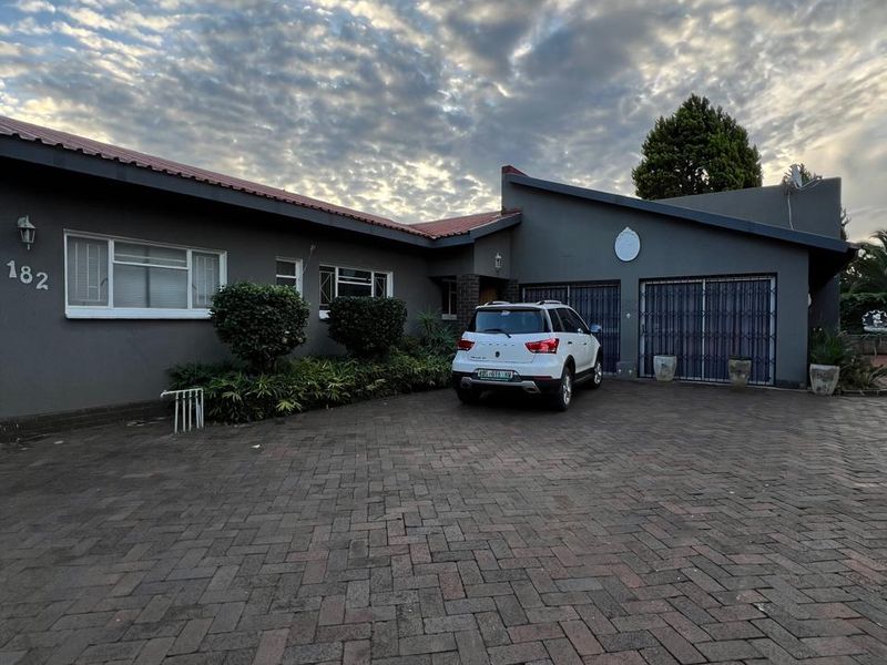 7 Bedroom House for sale in Stilfontein - Photo 5