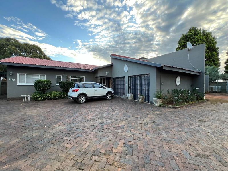 7 Bedroom House for sale in Stilfontein - Photo 1