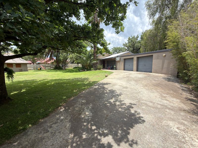 3-Bedroom Home with Spacious 2-Bedroom Flatlet for sale in Songloed - Photo 2