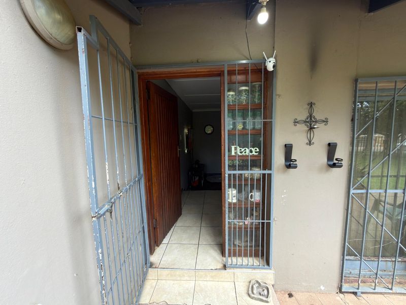 3-Bedroom Home with Spacious 2-Bedroom Flatlet for sale in Songloed - Photo 6