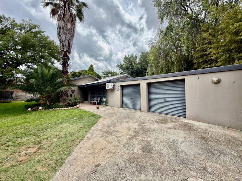 3-Bedroom Home with Spacious 2-Bedroom Flatlet for sale in Songloed - Photo 4