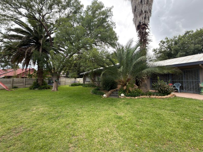 3-Bedroom Home with Spacious 2-Bedroom Flatlet for sale in Songloed - Photo 5