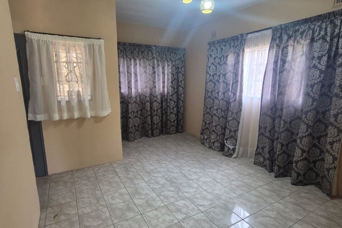 3 Bedroom House for sale in Woodhurst Chatsworth - Photo 2