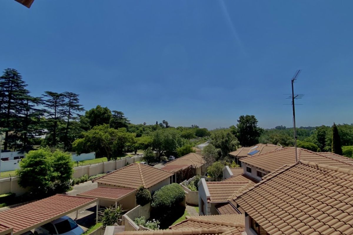 Charming 2-Bedroom Duplex with Multiple Living Areas - Photo 5