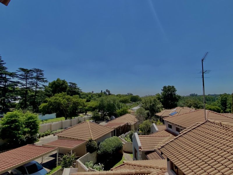 Charming 2-Bedroom Duplex with Multiple Living Areas - Photo 5