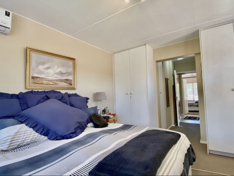 Charming 2-Bedroom Duplex with Multiple Living Areas - Photo 10