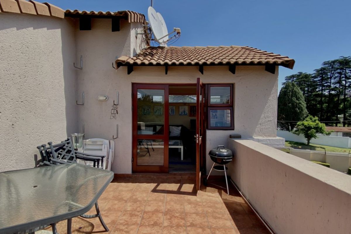 Charming 2-Bedroom Duplex with Multiple Living Areas - Photo 4