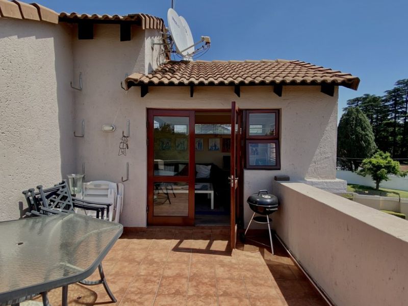 Charming 2-Bedroom Duplex with Multiple Living Areas - Photo 4