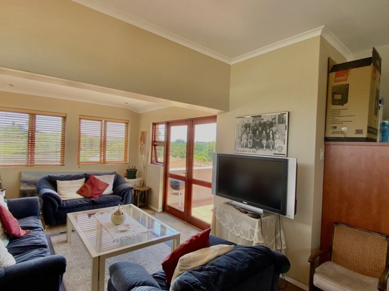 Charming 2-Bedroom Duplex with Multiple Living Areas - Photo 7