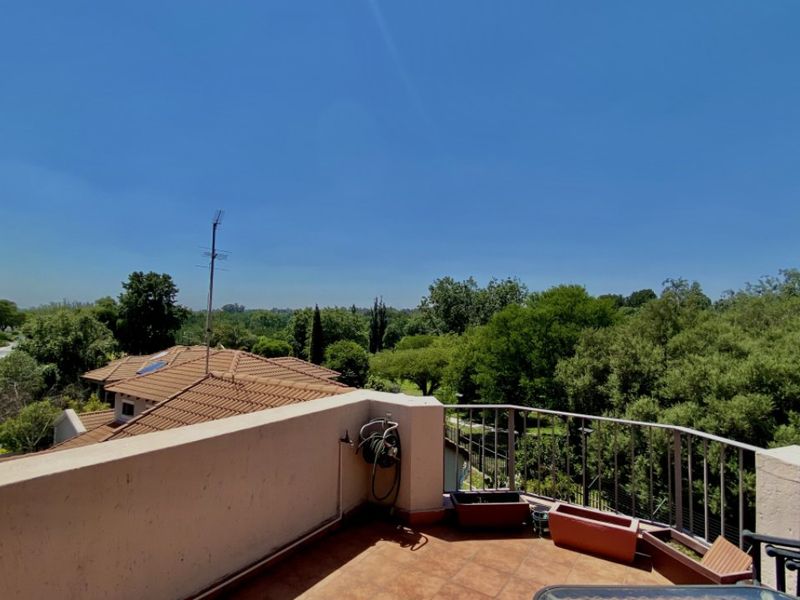 Charming 2-Bedroom Duplex with Multiple Living Areas - Photo 6