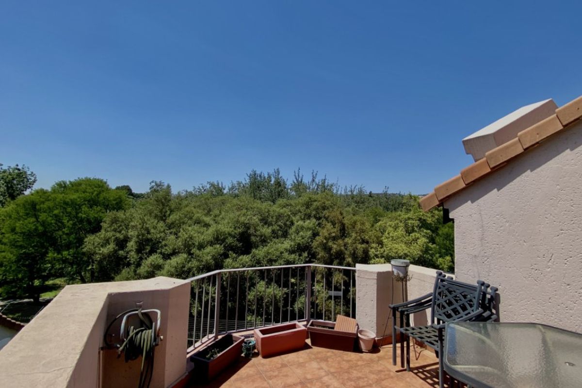 Charming 2-Bedroom Duplex with Multiple Living Areas - Photo 2