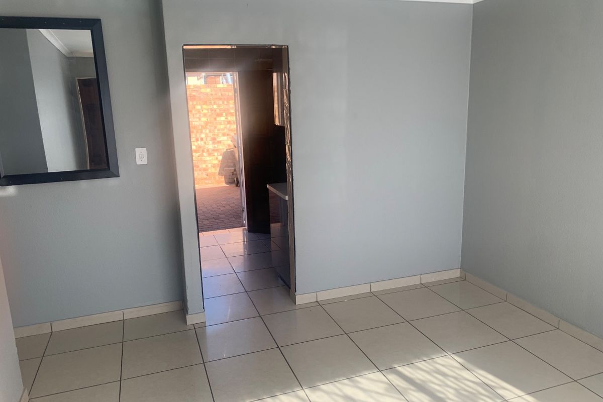 A Lovely 3 Bedroom Cluster For Rent in Ormonde.  - Photo 3