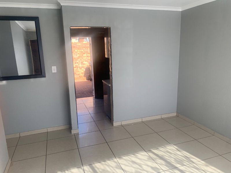 A Lovely 3 Bedroom Cluster For Rent in Ormonde.  - Photo 3