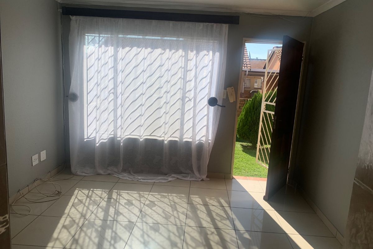 A Lovely 3 Bedroom Cluster For Rent in Ormonde.  - Photo 5