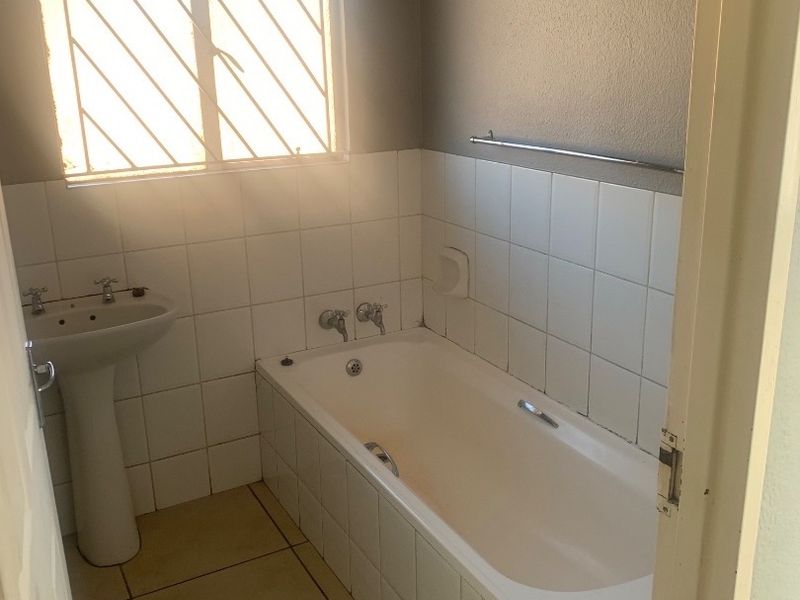 A Lovely 3 Bedroom Cluster For Rent in Ormonde.  - Photo 7