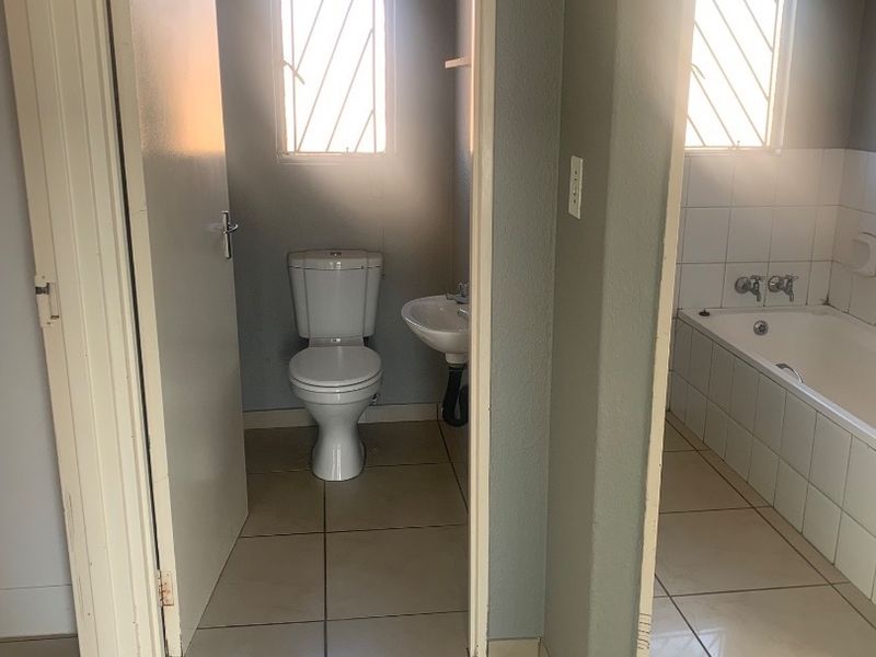 A Lovely 3 Bedroom Cluster For Rent in Ormonde.  - Photo 6