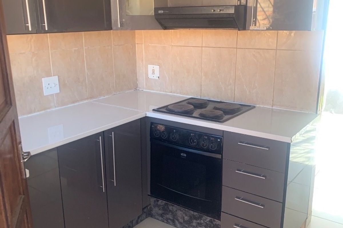 A Lovely 3 Bedroom Cluster For Rent in Ormonde.  - Photo 2