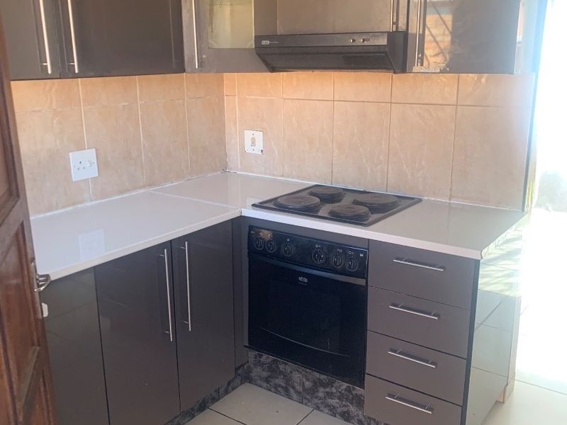 A Lovely 3 Bedroom Cluster For Rent in Ormonde.  - Photo 2