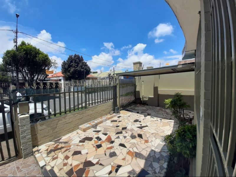 Spacious 6-Bedroom Home with Modern Finishes & Excellent Investment Potential - Photo 2
