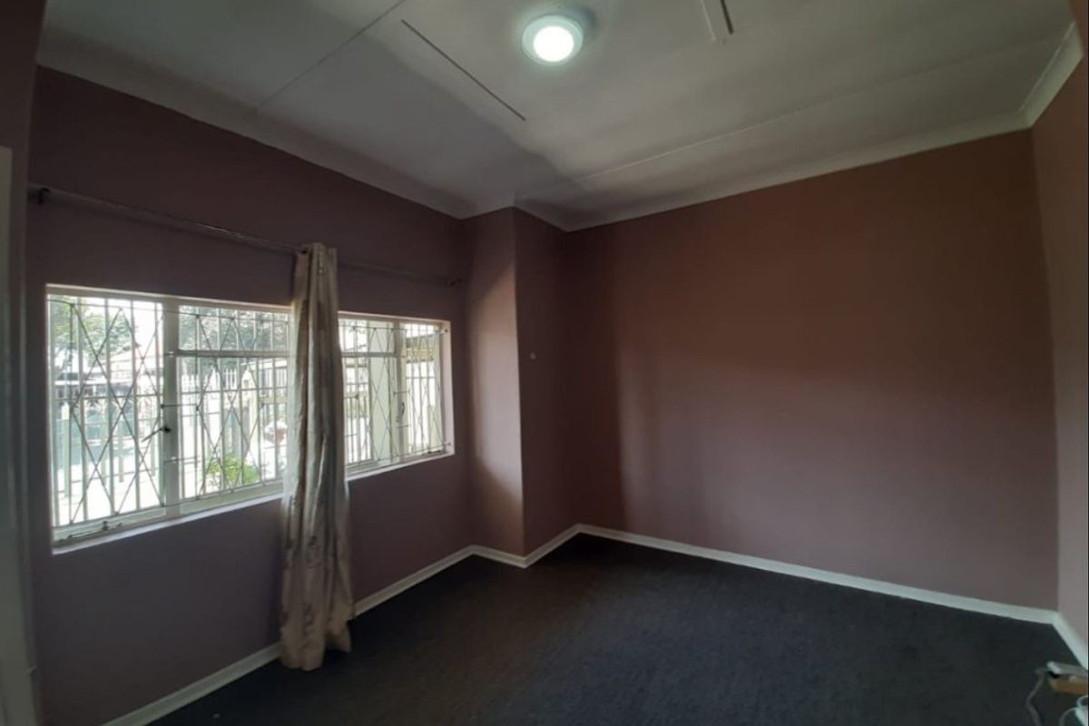 Spacious 6-Bedroom Home with Modern Finishes & Excellent Investment Potential - Photo 5