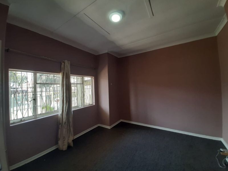 Spacious 6-Bedroom Home with Modern Finishes & Excellent Investment Potential - Photo 5