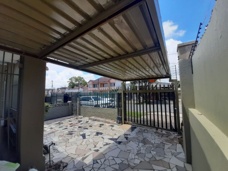 Spacious 6-Bedroom Home with Modern Finishes & Excellent Investment Potential - Photo 7