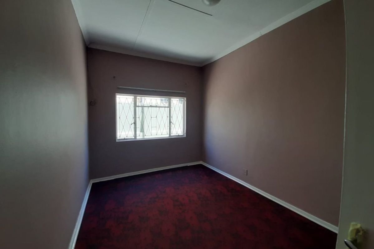 Spacious 6-Bedroom Home with Modern Finishes & Excellent Investment Potential - Photo 3