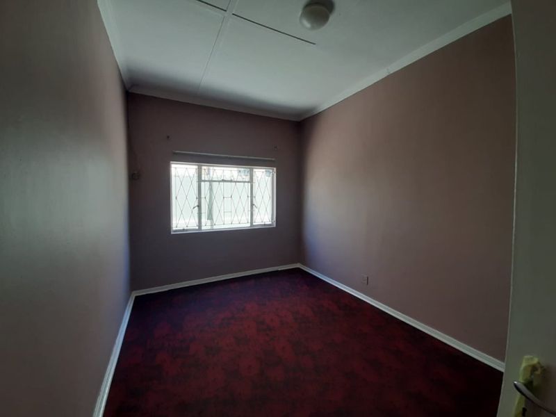 Spacious 6-Bedroom Home with Modern Finishes & Excellent Investment Potential - Photo 3