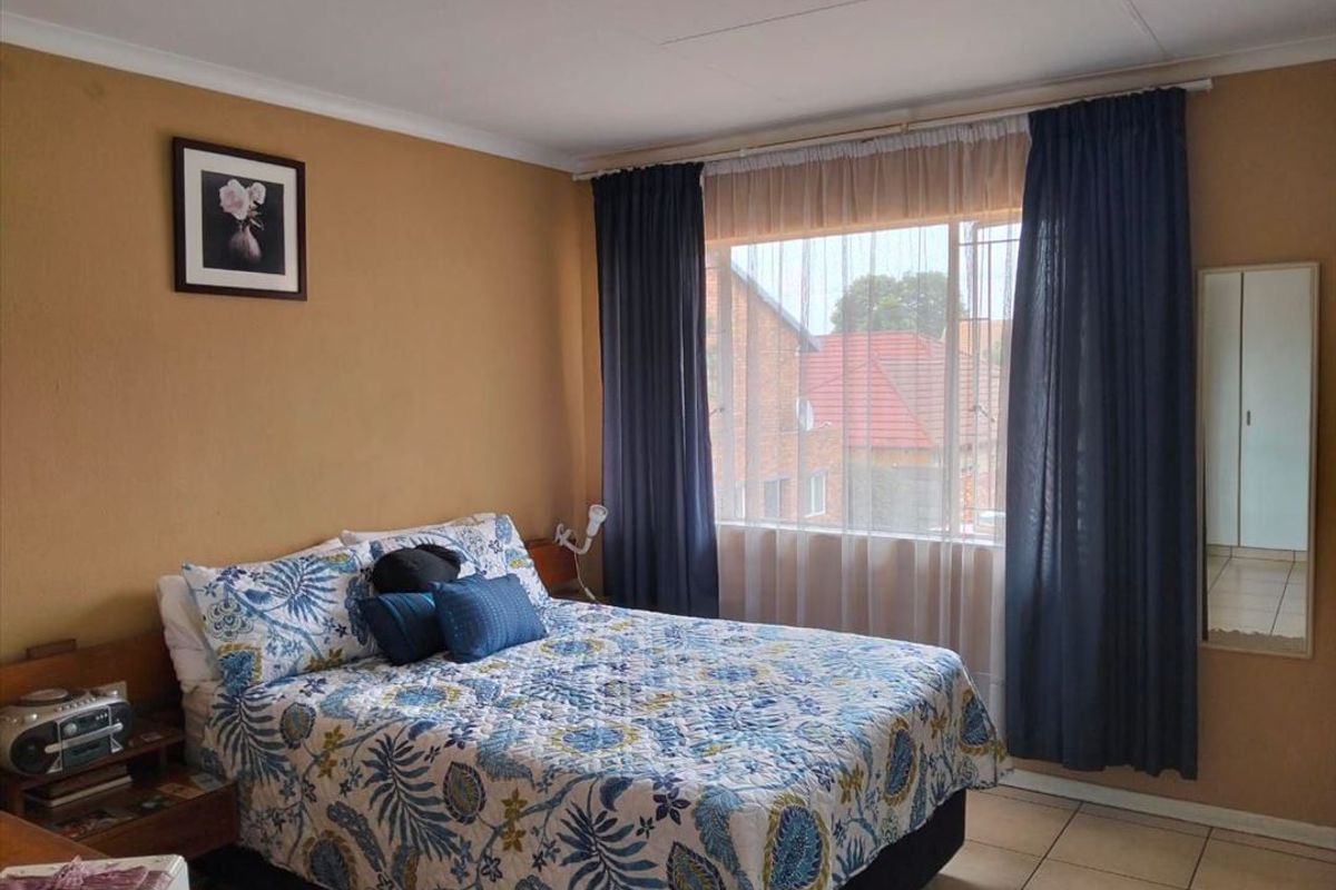 Elegant Family Home with Spacious Living and Modern Comforts - Photo 3