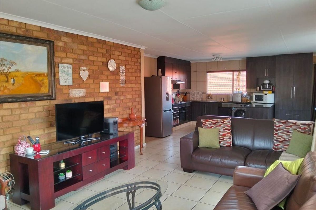 Elegant Family Home with Spacious Living and Modern Comforts - Photo 2