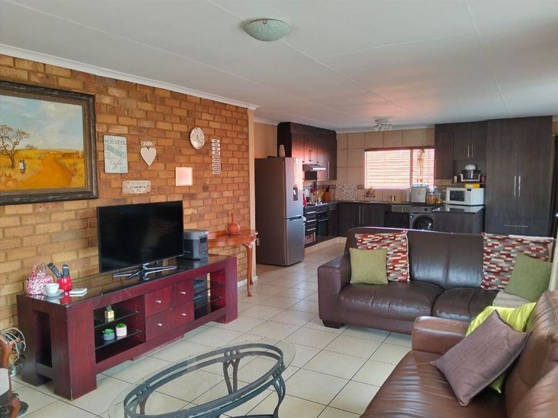 Elegant Family Home with Spacious Living and Modern Comforts - Photo 2