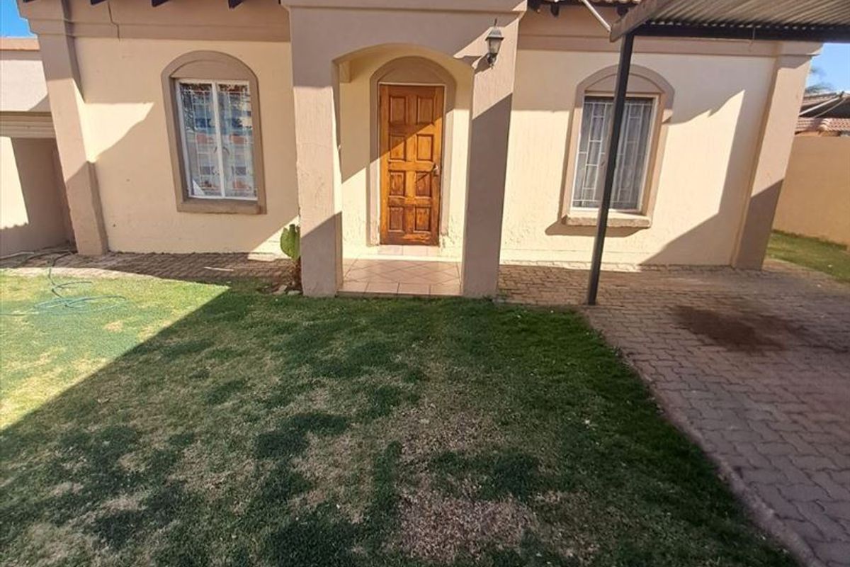 Neat and Cozy Home Perfect for Comfortable Living - Photo 3