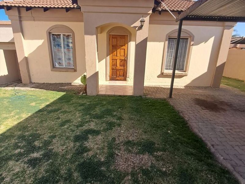 Neat and Cozy Home Perfect for Comfortable Living - Photo 3