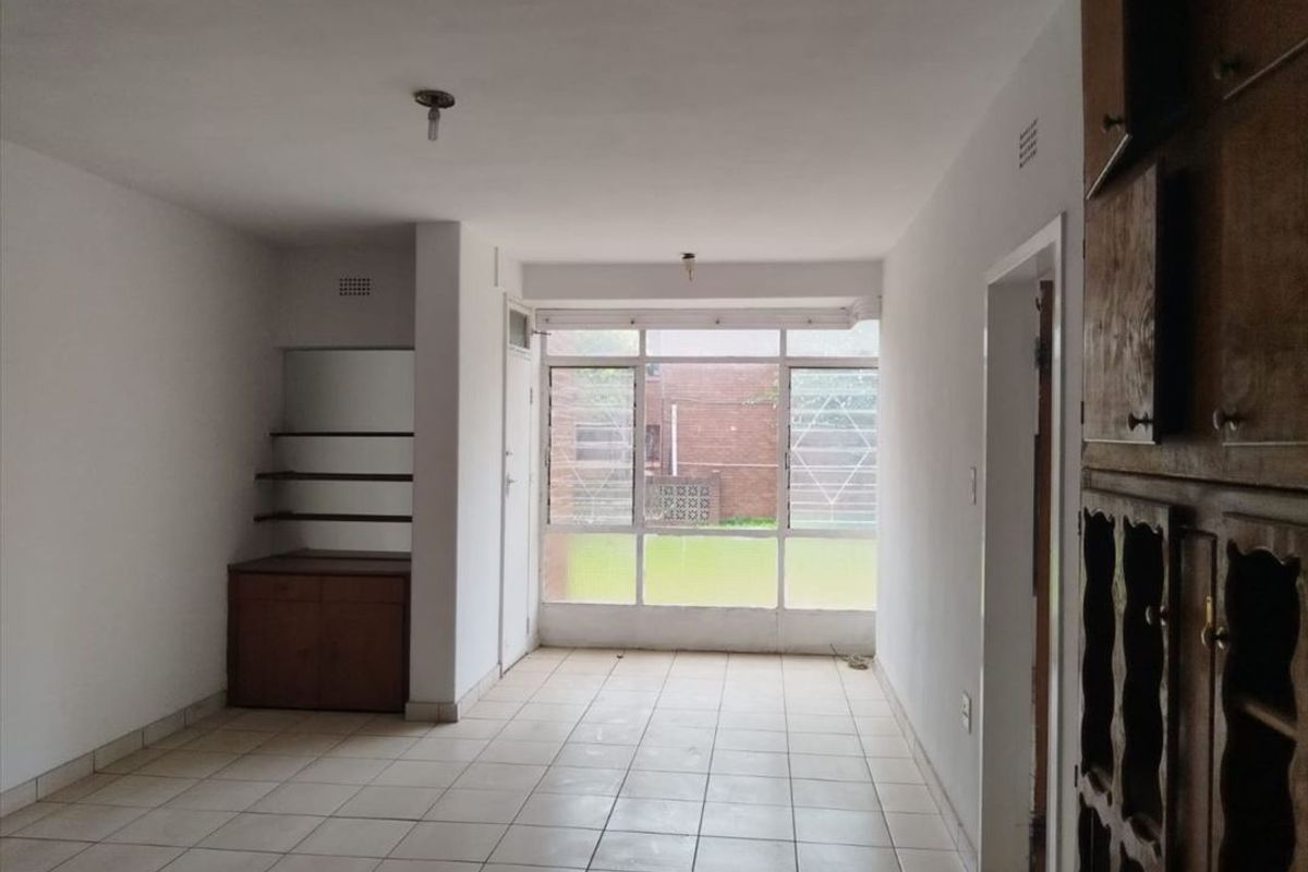 Modern Home Offering Comfort and Convenience - Photo 2