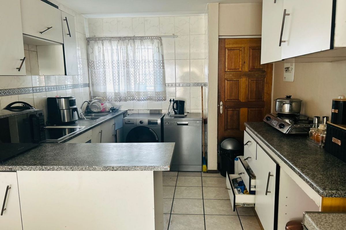 2 bedroom and 1 bathroom apartment in Boksburg, for sale Call  us Now!! - Photo 3