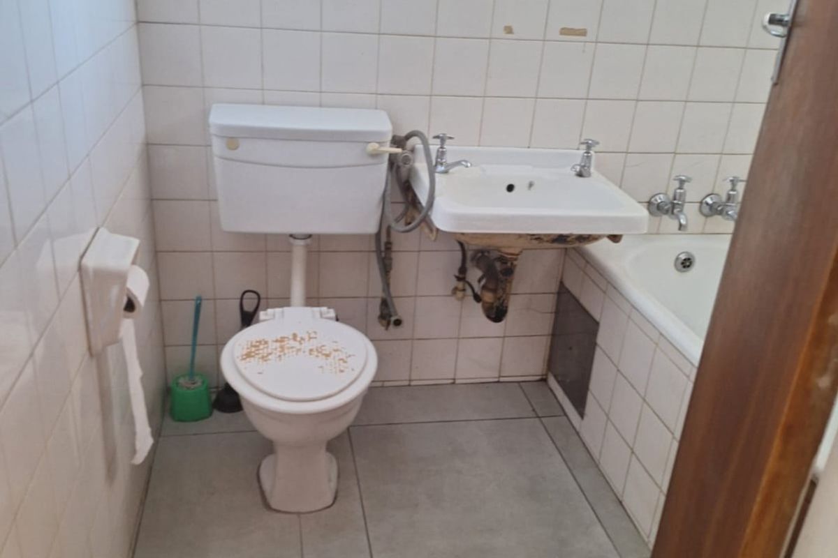 Bachelor apartment in kempton park for sale Call  us Now!! - Photo 5