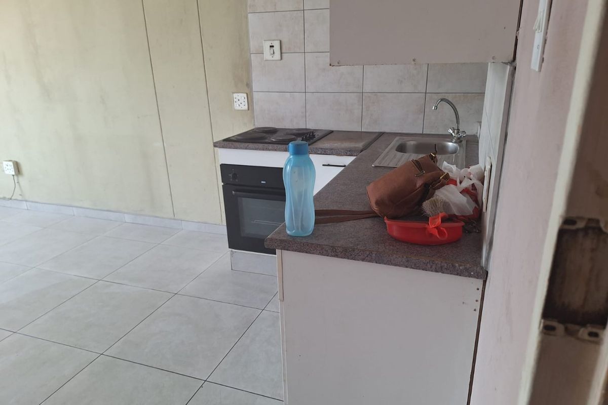 Bachelor apartment in kempton park for sale Call  us Now!! - Photo 2