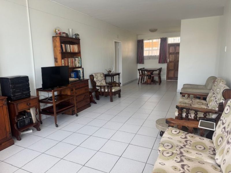 Neat 3-Bedroom Flat (112 m2) - Photo 4