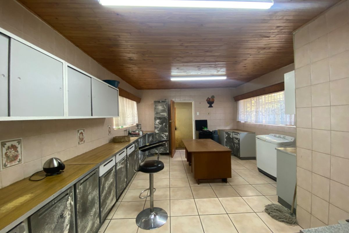 4 BEDROOM ON THE BLVD  - Photo 5