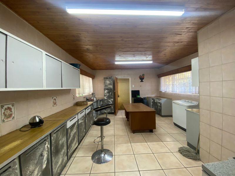 4 BEDROOM ON THE BLVD  - Photo 5