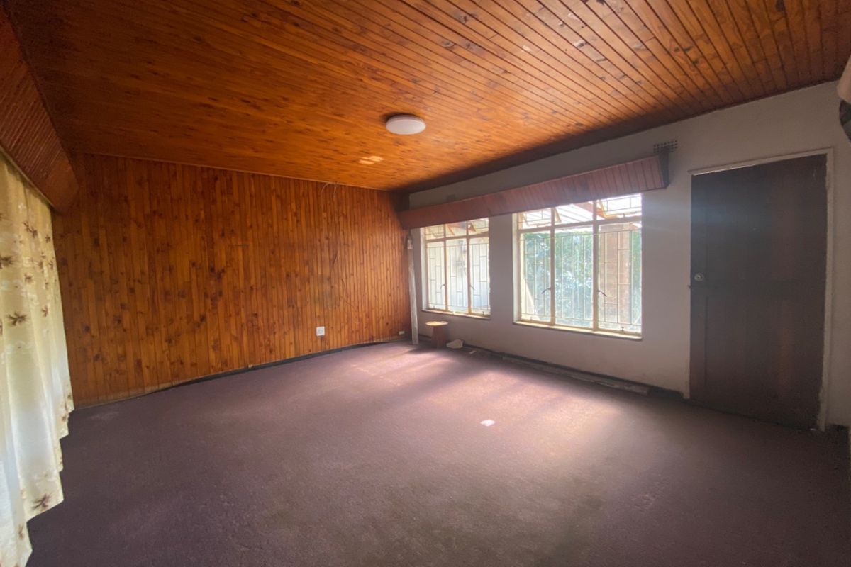 4 BEDROOM ON THE BLVD  - Photo 2