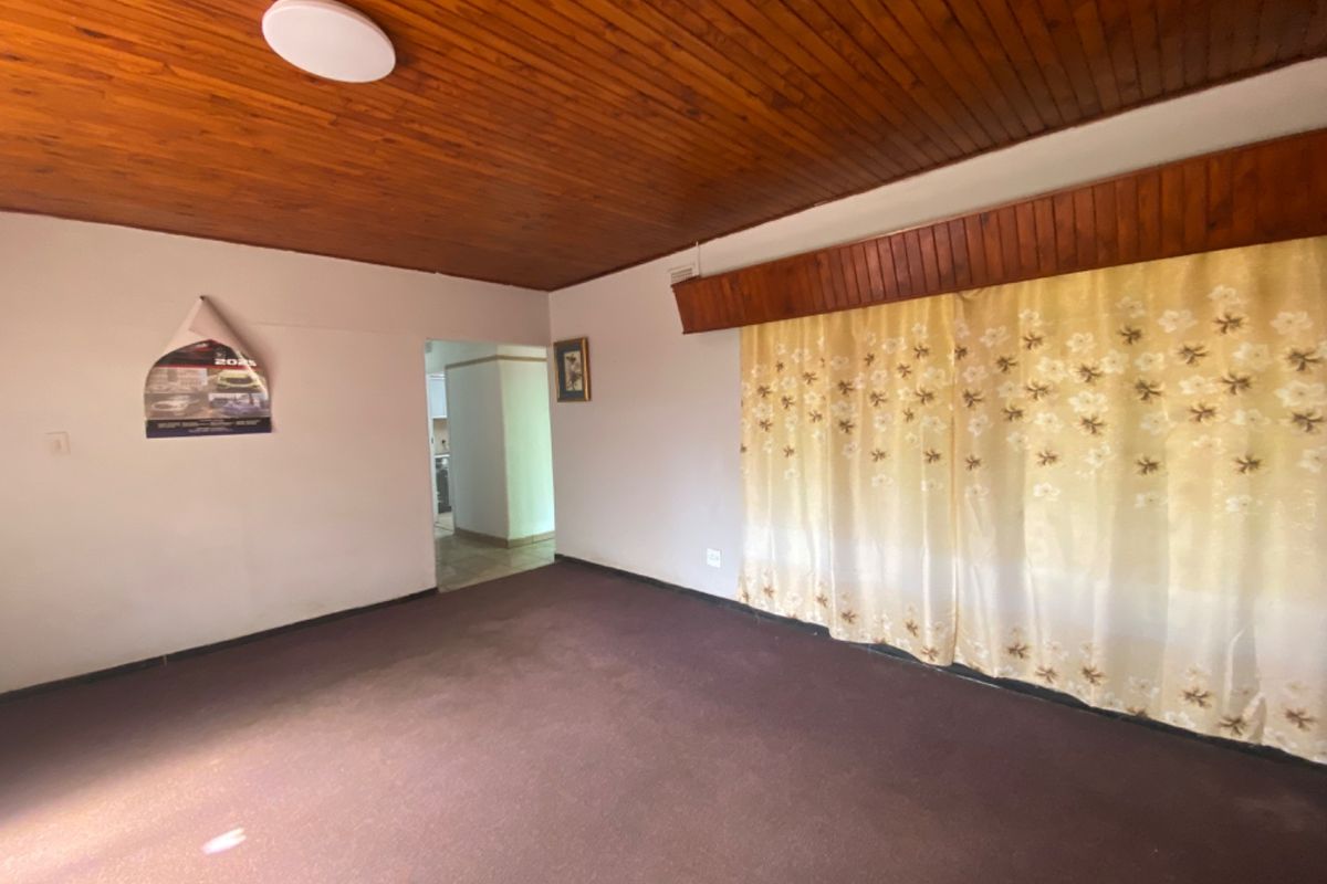4 BEDROOM ON THE BLVD  - Photo 3