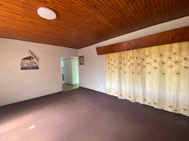 4 BEDROOM ON THE BLVD  - Photo 3