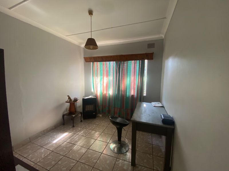 4 BEDROOM ON THE BLVD  - Photo 4