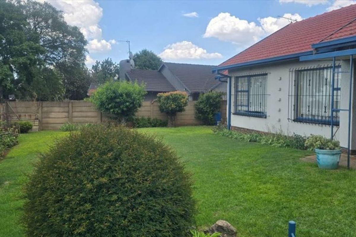 Spacious Family Living Retreat - Photo 3